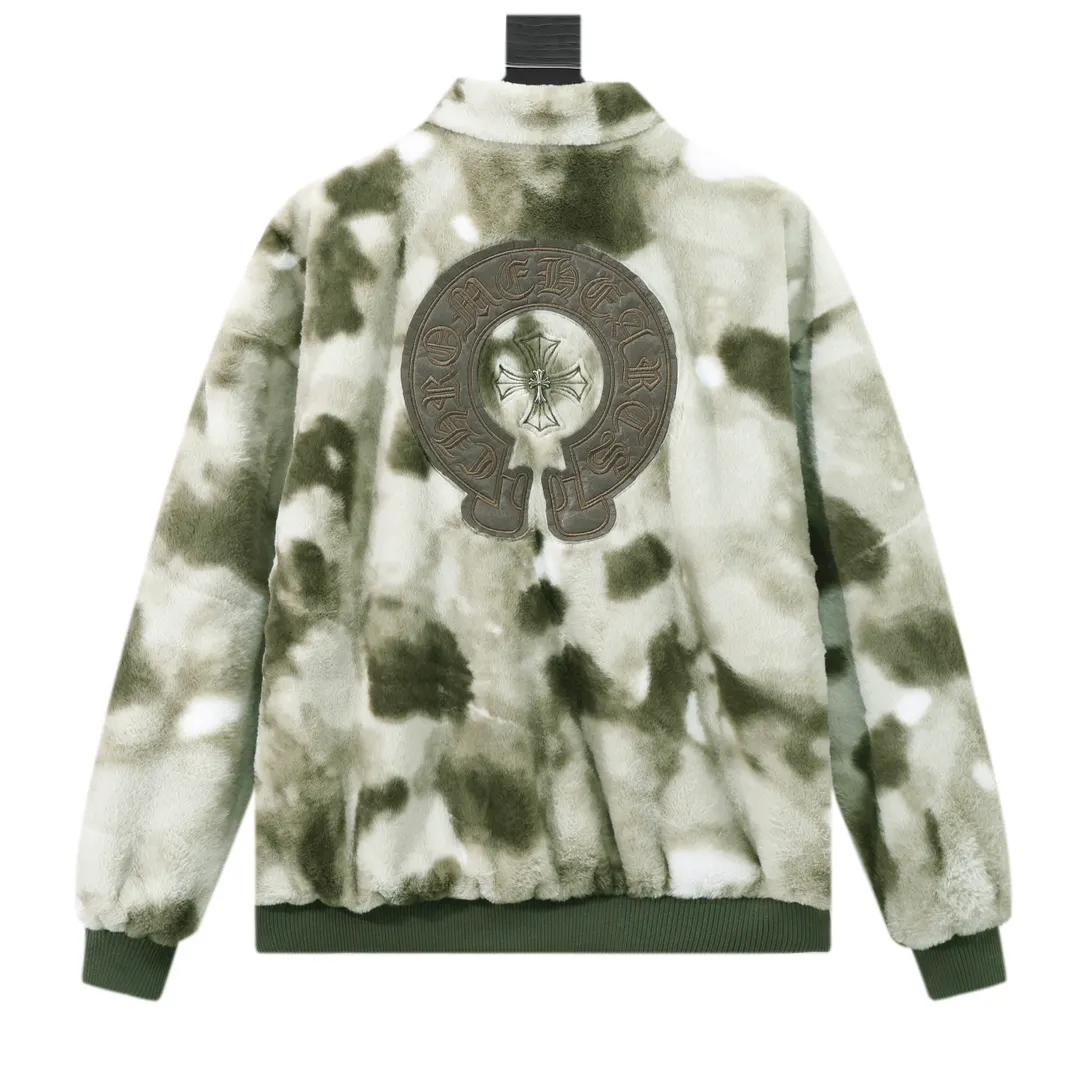 P370 Model No. Y619 Chromehearts/Chrome Hearts Embroidered Letters Camouflage Lamb Wool Spliced ​​Baseball Jacket Channel Boutique The most popular baseball jacket among fashionable men and fashionable women. There are versions at all levels of the market (you must compare the details). The most powerful quality control has been producing and researching baseball uniforms for 7 years. The details are exquisite. With it, you are the most beautiful boy in the world. The paint-coated full-face four-button buckle (button with LOGO), the average weight of the fabric is nearly 900 grams, and it is made of wool + eyeliner blended, custom-woven and dyed wool with high color fastness. The lining is made of silky and delicate cupro fiber! The texture is thick, the color is more uniform and beautiful, and the sharp edges and corners are full of three-dimensionality, showing laziness, casualness, and youthful vitality! size：M-XXL